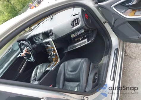 2012 Volvo S60 T5 z USA, uszkodzony, nr VIN YV1622FS1C2089122